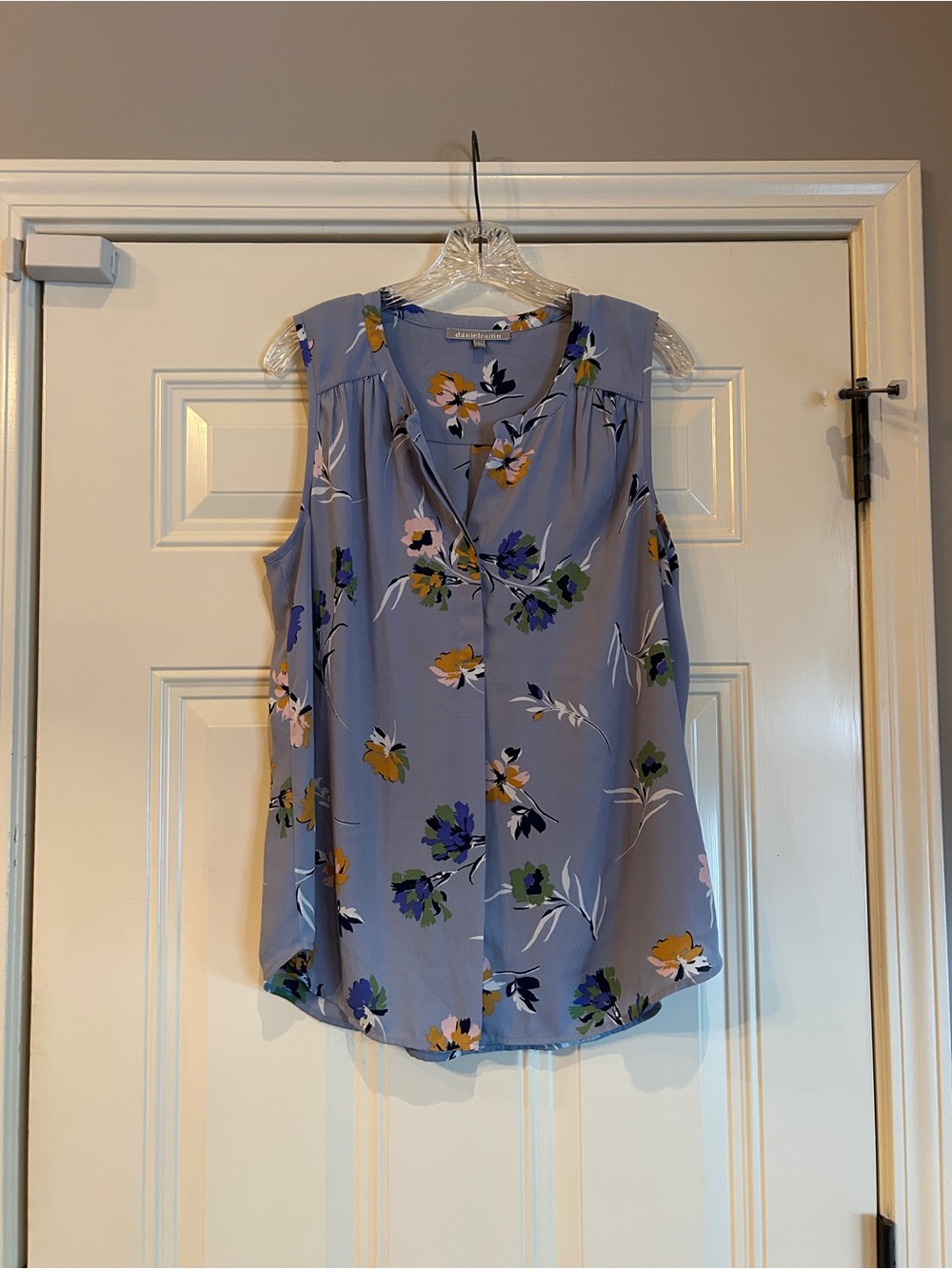 Sleeveless Floral V-Neck Top in Lavender Blue